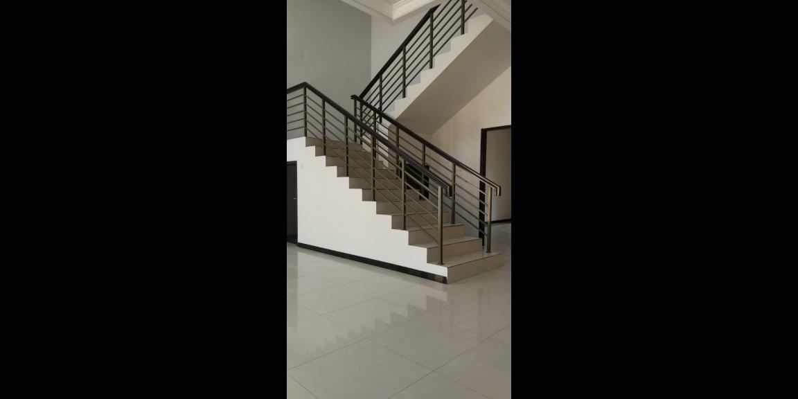 Sewa Rumah Apik, Siap Huni Royal Residence, Kensington, Wiyung, Surabaya. Sewa Rumah Apik, Siap Huni Royal Residence, Kensington, Wiyung, Surabaya.