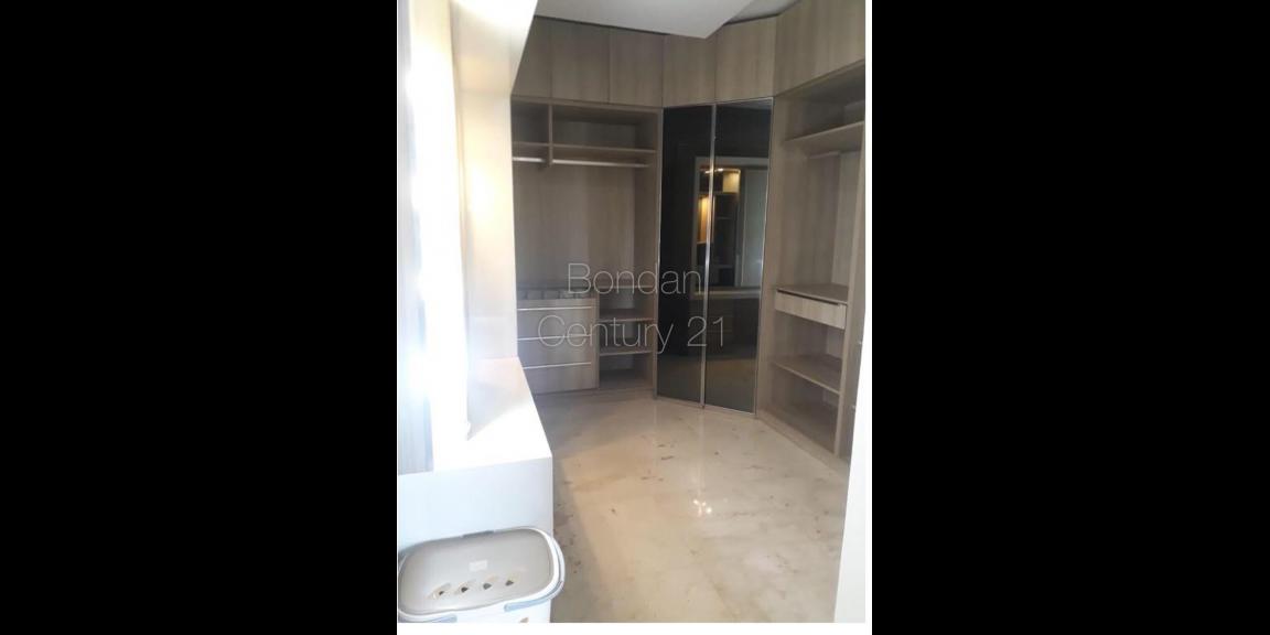 Rumah TH Sovereign di Kemang Raya Rumah TH Sovereign di Kemang Raya