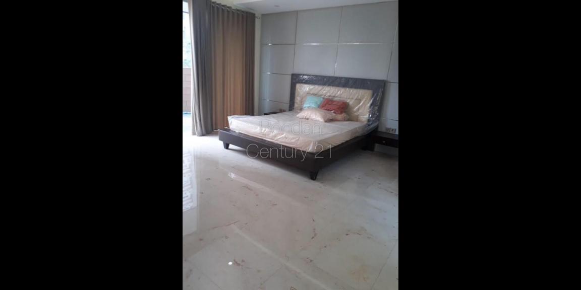 Rumah TH Sovereign di Kemang Raya Rumah TH Sovereign di Kemang Raya