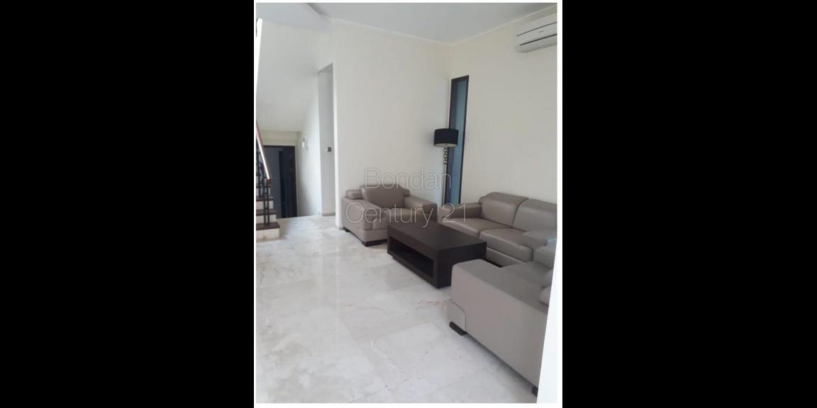 Rumah TH Sovereign di Kemang Raya Rumah TH Sovereign di Kemang Raya