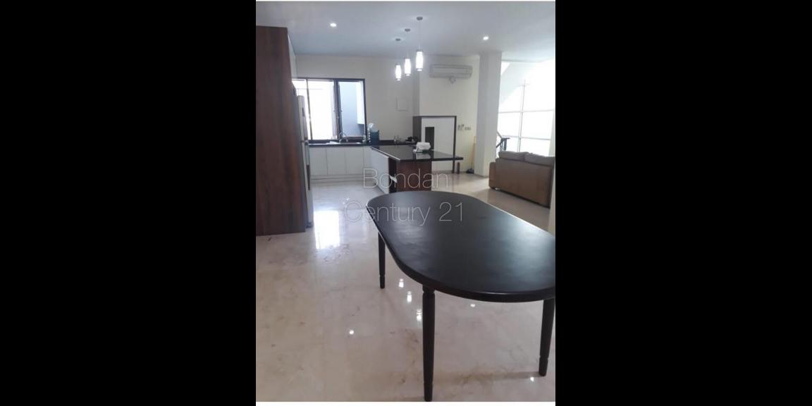 Rumah TH Sovereign di Kemang Raya Rumah TH Sovereign di Kemang Raya