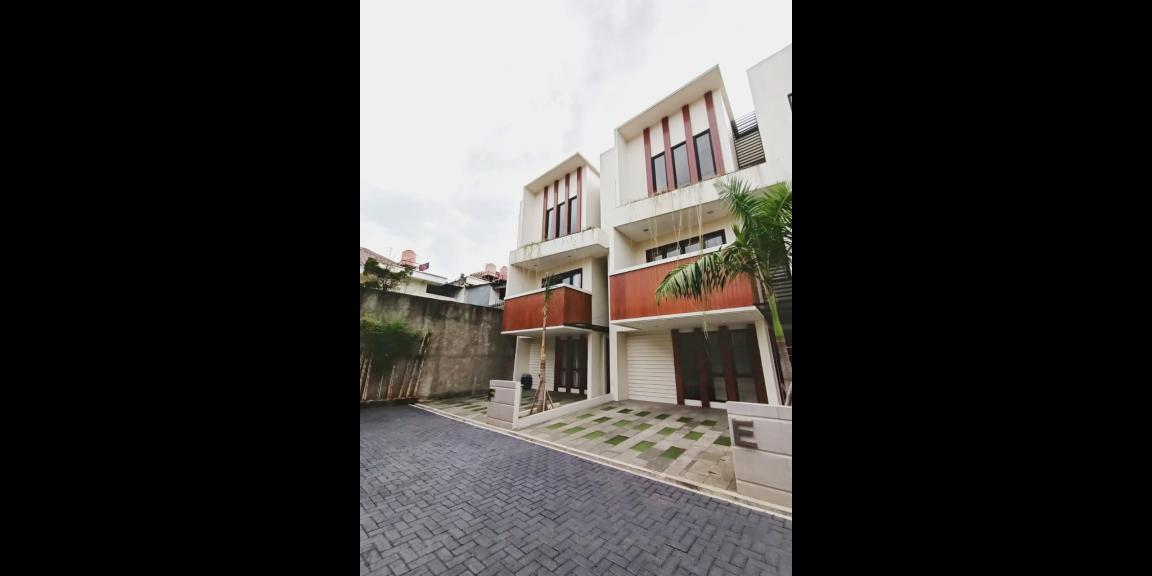 Rumah Besar 3,5 Lantai Dekat Tol Cilandak Jakarta Selatan Rumah Besar 3,5 Lantai Dekat Tol Cilandak Jakarta Selatan