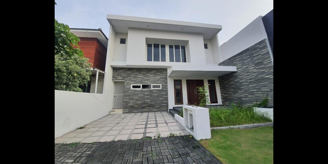 Rumah Modern Kontemporer Dian Istana Surabaya. Rumah Modern Kontemporer Dian Istana Surabaya.