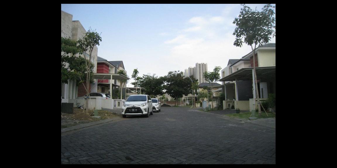 Rumah Modern Kontemporer Dian Istana Surabaya. Rumah Modern Kontemporer Dian Istana Surabaya.