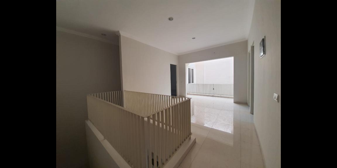 Rumah Modern Kontemporer Dian Istana Surabaya. Rumah Modern Kontemporer Dian Istana Surabaya.