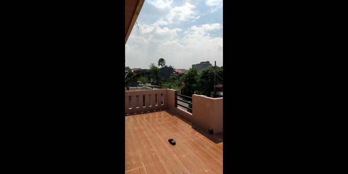 Rumah baru 3 lantai dengan Rooftop Rumah baru 3 lantai dengan Rooftop