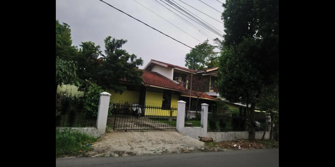 Rumah pinggir jalan bisa dipakai usaha di sariwangi lebar 25meter Rumah pinggir jalan bisa dipakai usaha di sariwangi lebar 25meter