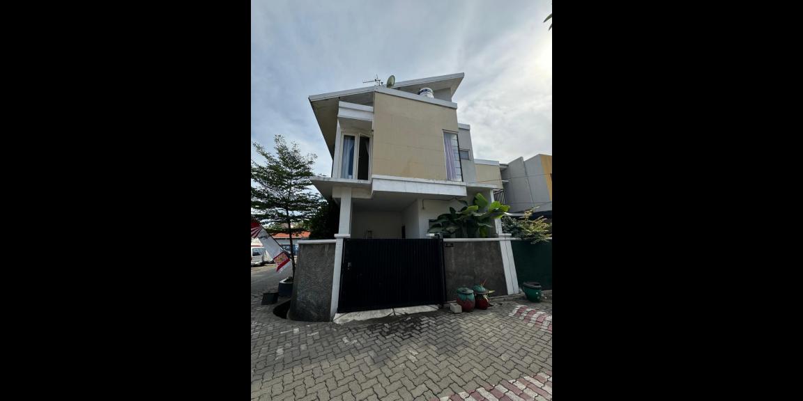 Dijual Rumah Hook Semi Furnished Lokasi Strategis di Semolowaru Elok Surabaya Timur Dijual Rumah Hook Semi Furnished Lokasi Strategis di Semolowaru Elok Surabaya Timur