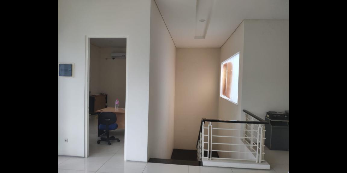 Dijual Rumah Modern Minimalis di Graha Family, Surabaya Dijual Rumah Modern Minimalis di Graha Family, Surabaya