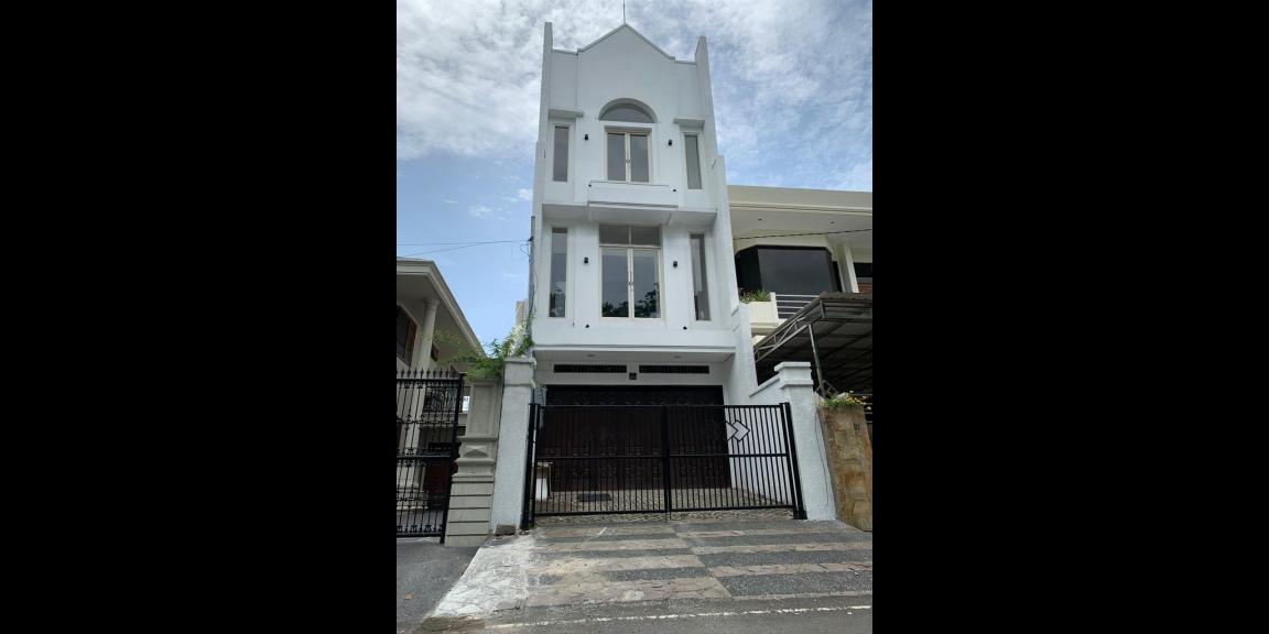Dijual Rumah 3,5 Lantai di Satelit Barat, Surabaya Dijual Rumah 3,5 Lantai di Satelit Barat, Surabaya
