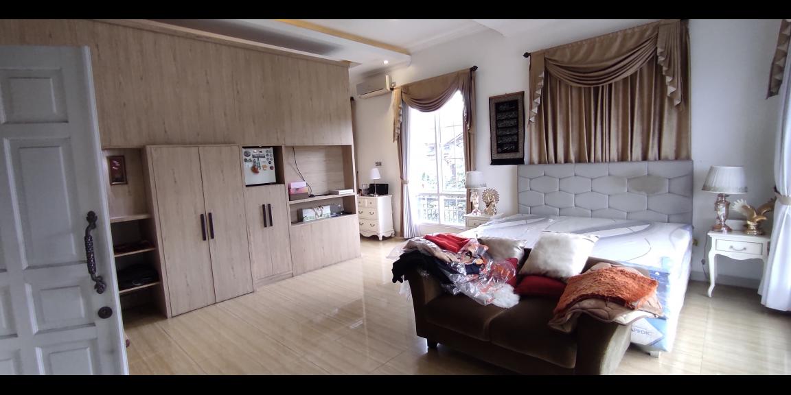 Dijual Rumah Mewah 3 Lantai di Komplek Larangan Indah, Tangerang Dijual Rumah Mewah 3 Lantai di Komplek Larangan Indah, Tangerang