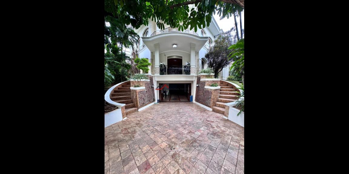 Rumah Mewah di Taman Pondok Indah, Jakarta Selatan Rumah Mewah di Taman Pondok Indah, Jakarta Selatan