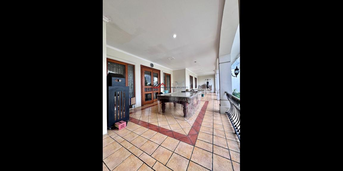 Rumah Mewah di Taman Pondok Indah, Jakarta Selatan Rumah Mewah di Taman Pondok Indah, Jakarta Selatan