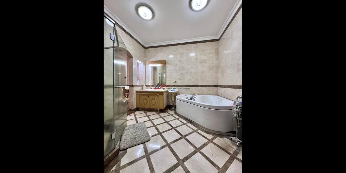 Rumah Mewah di Taman Pondok Indah, Jakarta Selatan Rumah Mewah di Taman Pondok Indah, Jakarta Selatan