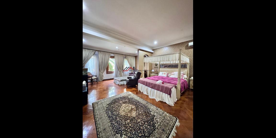 Rumah Mewah di Taman Pondok Indah, Jakarta Selatan Rumah Mewah di Taman Pondok Indah, Jakarta Selatan