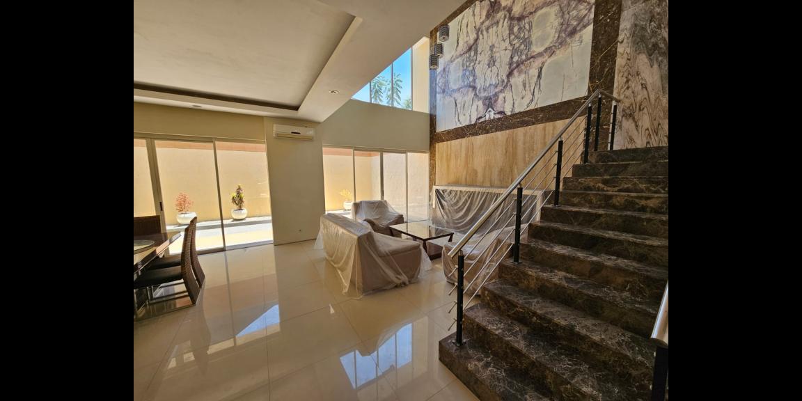 Dijual Rumah 2 Lantai di Komplek Royal Residence, Surabaya Dijual Rumah 2 Lantai di Komplek Royal Residence, Surabaya