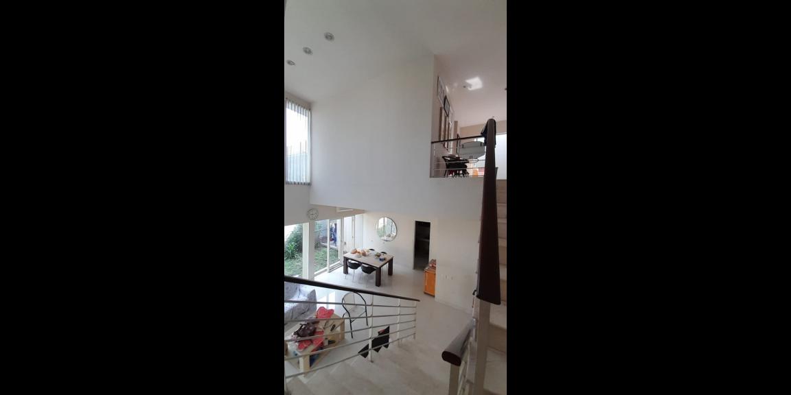 Dijual Rumah Mewah di Komplek Royal Residence, Surabaya Dijual Rumah Mewah di Komplek Royal Residence, Surabaya