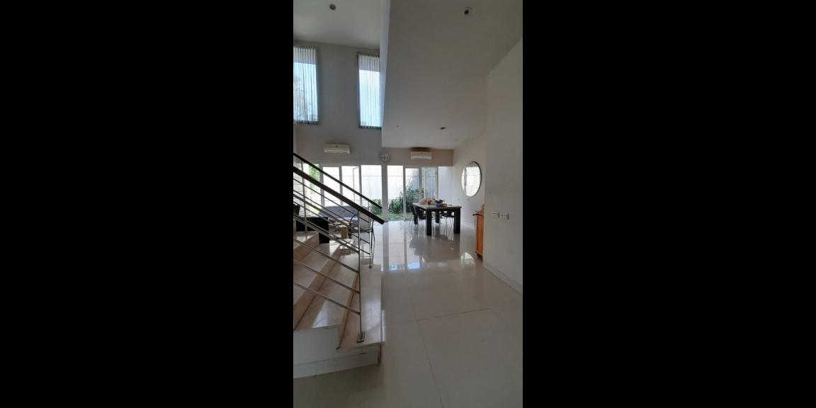 Dijual Rumah Mewah di Komplek Royal Residence, Surabaya Dijual Rumah Mewah di Komplek Royal Residence, Surabaya
