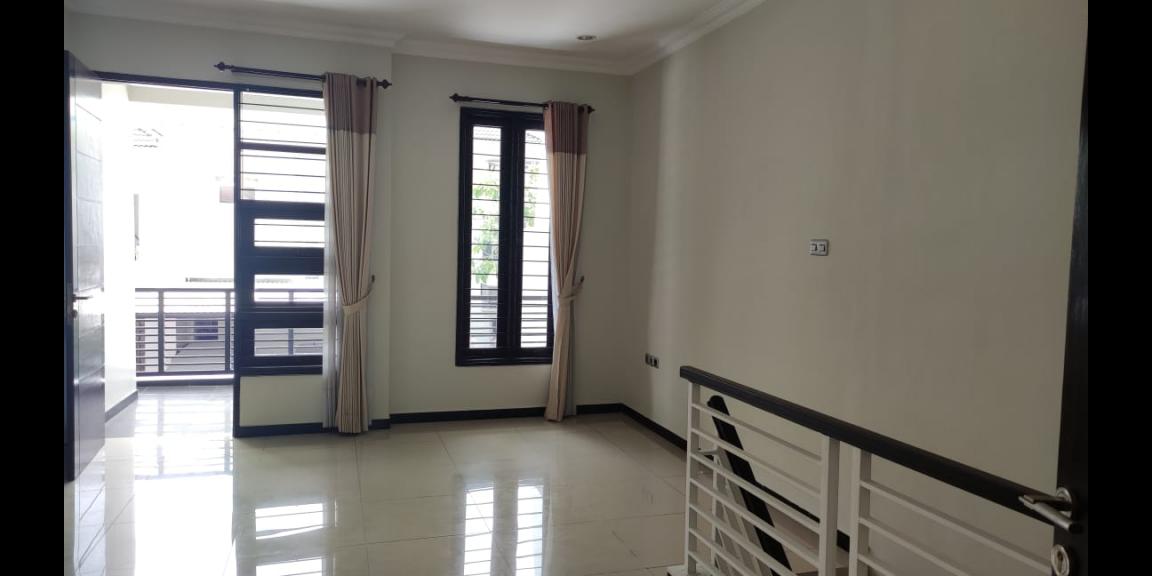 Disewakan Rumah Baru Renovasi Lokasi Citraland SUrabaya Barat Disewakan Rumah Baru Renovasi Lokasi Citraland SUrabaya Barat