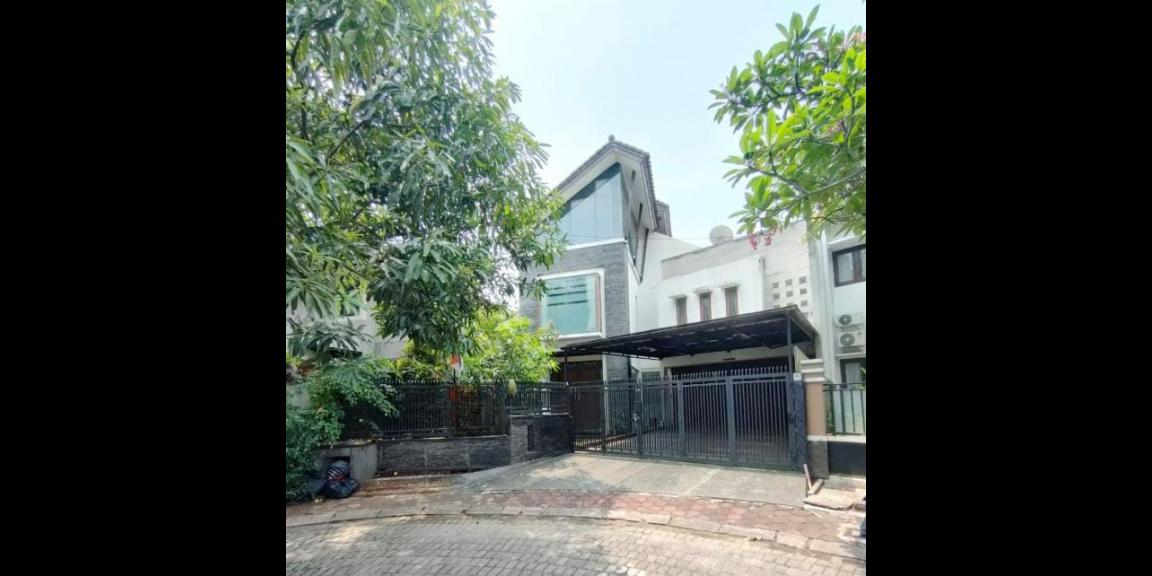 Dijual Rumah 2,5 Lantai di Raffles Hills, Kota Depok Dijual Rumah 2,5 Lantai di Raffles Hills, Kota Depok