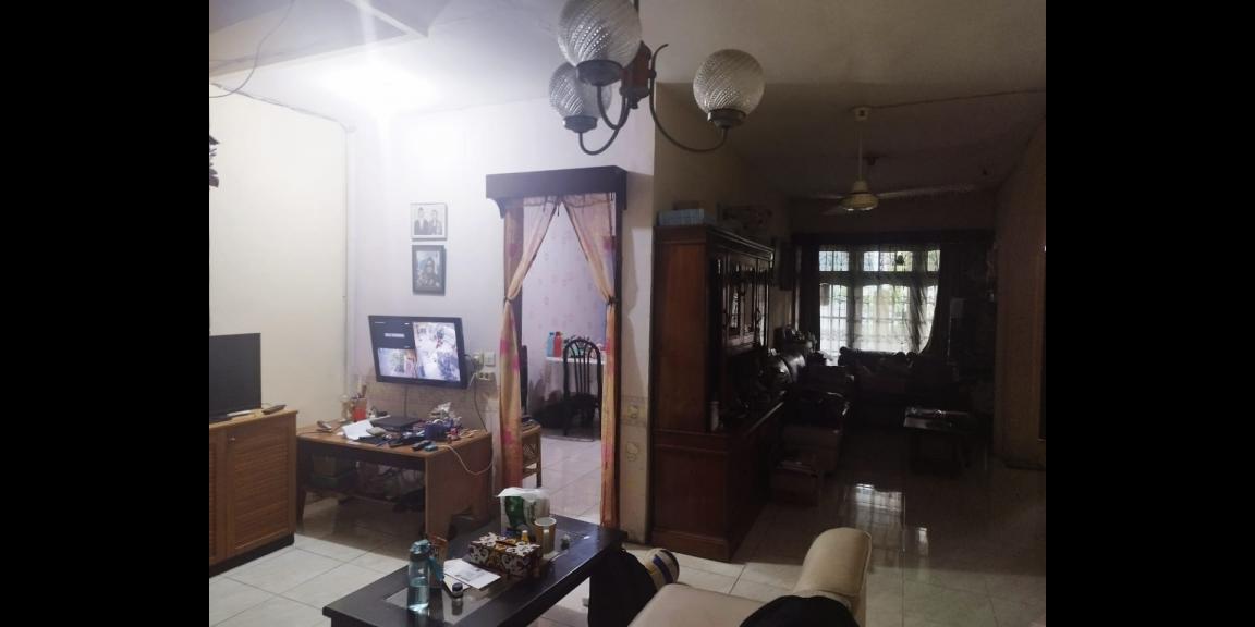 Dijual Rumah 2,5 Lantai di Jalan Barata Jaya, Surabaya Dijual Rumah 2,5 Lantai di Jalan Barata Jaya, Surabaya