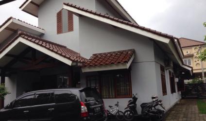 Tampak belakang bangunan. Carport bisa untuk belasan mobil