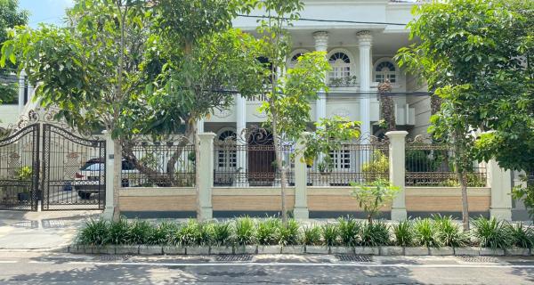 Jual Rumah Mewah Luas di Raya Dharmahusada Indah Surabaya