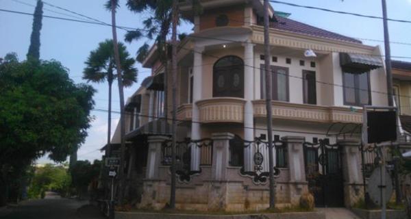Rumah Kost Mewah Tiga Lantai di Bukit Cemara Tujuh Kota Malang