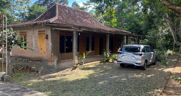 Tanah 1700m² Bonus Rumah Limasan Mojogedang  