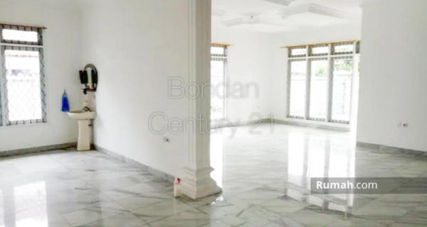 Disewakan / dikontrakkan rumah 2 lantai di lokasi sangat strategis di area Tegal Parang, Mampang Prapatan, cocok untuk Kantor dengan parkiran luas.