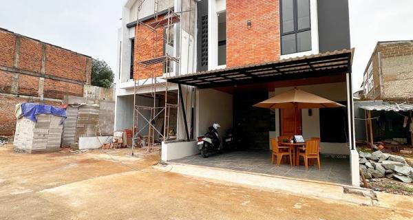 Rumah ready Cluster strategis dekat stasiun Lrt Cibubur Jakarta Timur 
