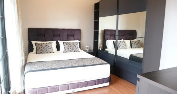 Rumah Besar Di Cilandak Jakarta Selatan Kamar Tidur 3 + 1