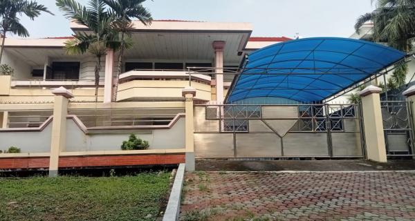 Dijual Rumah Strategis di Raya Darmo Harapan, Surabaya