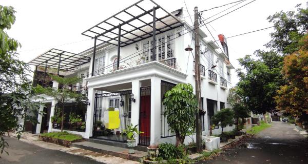 Dijual Rumah Mewah 3 Lantai di Komplek Larangan Indah, Tangerang