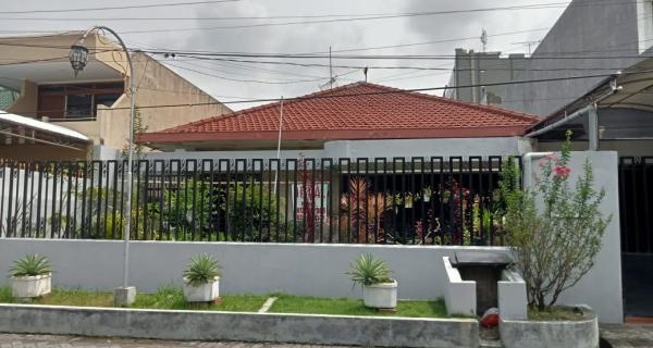 Dijual Rumah 2 Lantai di Jalan Manyar Kertoarjo, Surabaya
