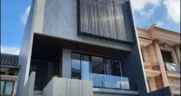 Dijual Rumah Mewah 3 Lantai di Taman Permata Buana, Jakarta Barat
