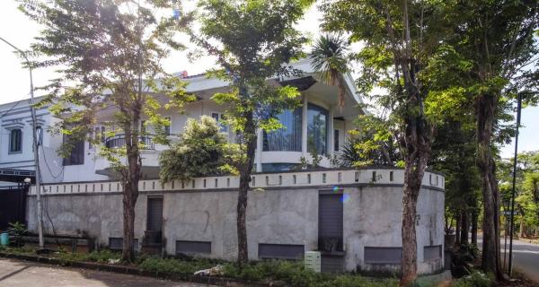 Dijual Rumah Hook Mewah di Taman Kebon Jeruk Intercon, Jakarta Barat