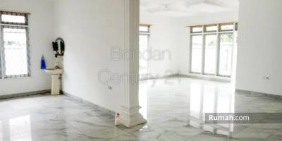 Disewakan / dikontrakkan rumah 2 lantai di lokasi sangat strategis di area Tegal Parang, Mampang Prapatan, cocok untuk Kantor dengan parkiran luas.