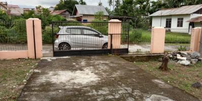 rumah halaman parkir mobil luas dan jalan lebar