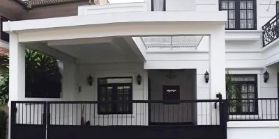 Sewa Rumah Mewah 2 Lantai Full Furnished Strategis di Kemanggisan Jakarta Barat