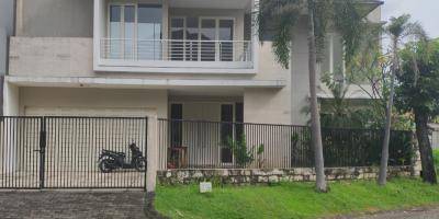 Dijual Rumah Modern Minimalis di Graha Family, Surabaya