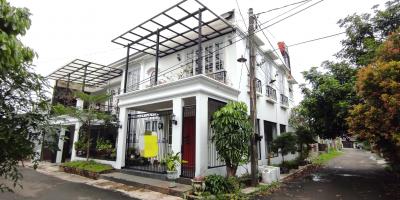Dijual Rumah Mewah 3 Lantai di Komplek Larangan Indah, Tangerang