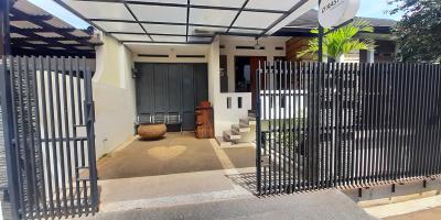 RUMAH DUA LANTAI DENGAN MINI SWIMMING POOL DI ARCAMANIK BANDUNG RUMAH DUA LANTAI DENGAN MINI SWIMMING POOL DI ARCAMANIK BANDUNG