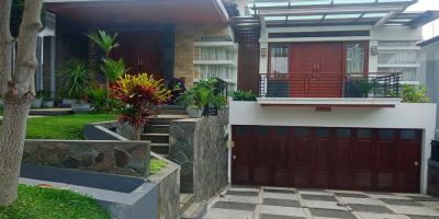 RUMAH FULL FURNISH VIEW KOTA BANDUNG  DENGAN SWIMMING POOL DI RESORT DAGO PAKAR 