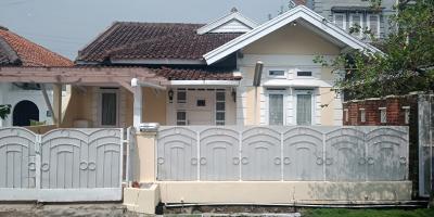RUMAH GAYA AMERICAN CLASSIC 3 KAMAR TIDUR DUA KAMAR MANDI DENGAN CARPORT DI ARCAMANIK BANDUNG RUMAH GAYA AMERICAN CLASSIC 3 KAMAR TIDUR DUA KAMAR MANDI DENGAN CARPORT DI ARCAMANIK BANDUNG