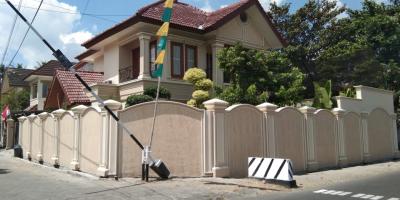 Rumah MEGAH Semi Klasik PREMIUM HOOK di Kawasan Elite di Lokasi STRATEGIS Dalam Ringroad Ada KOLAM RENANG, FULL Taman Dan FULLY FURNISHED Rumah MEGAH Semi Klasik PREMIUM HOOK di Kawasan Elite di Lokasi STRATEGIS Dalam Ringroad Ada KOLAM RENANG, FULL Taman Dan FULLY FURNISHED