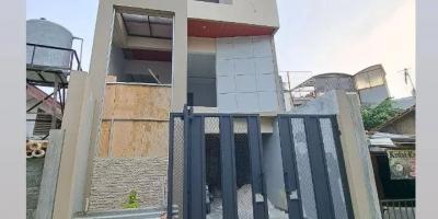 Rumah 3lantai plus kolam renang pribadi Rawamangun Jakarta Timur Rumah 3lantai plus kolam renang pribadi Rawamangun Jakarta Timur