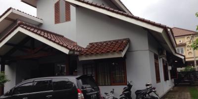 Tampak belakang bangunan. Carport bisa untuk belasan mobil Tampak belakang bangunan. Carport bisa untuk belasan mobil
